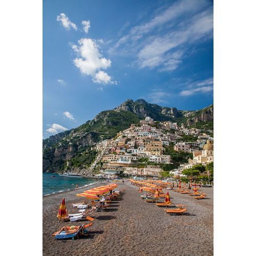 Eggers, Julie 아티스트의 Italy-Positano Beautiful Beach of the Town of Positano with sunbathers작품입니다.